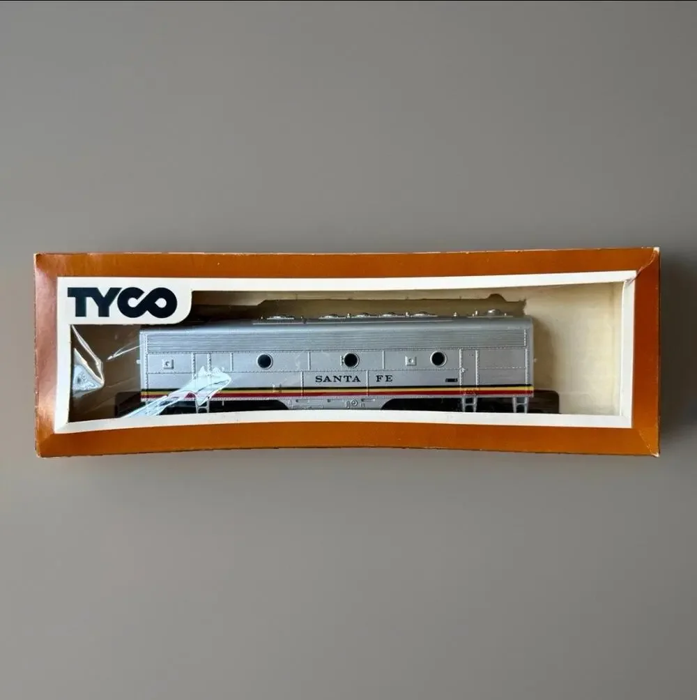 TYCO HO Scale Santa Fe Non-Powered F9B B Unit Dummy Engine #241-400 w/ Box